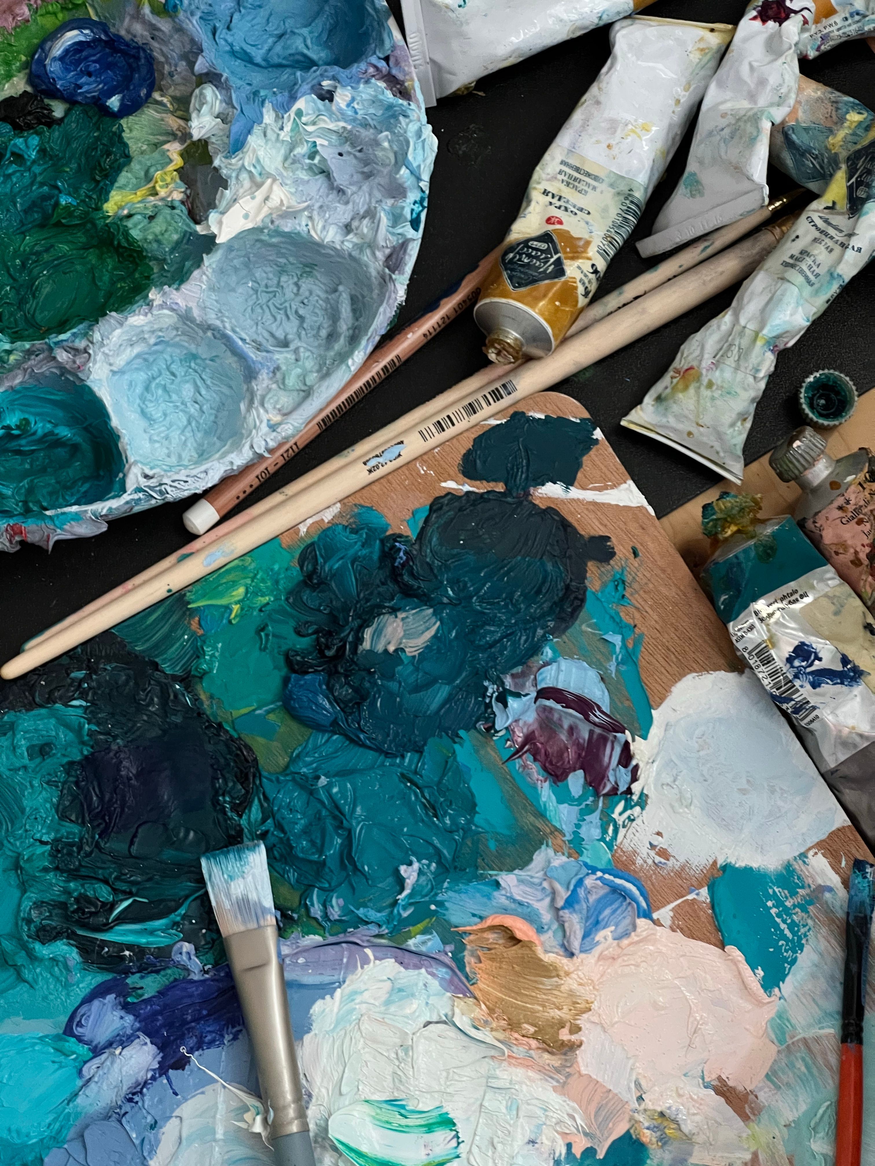 Dibujando a lápiz sobre papel en el taller de dibujo y pintura en A Coruña, Nivel 2